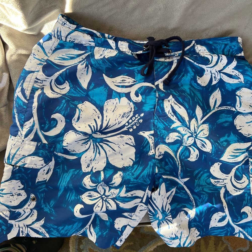 Men’s lined swim trunks in a fun Hawaiian pattern